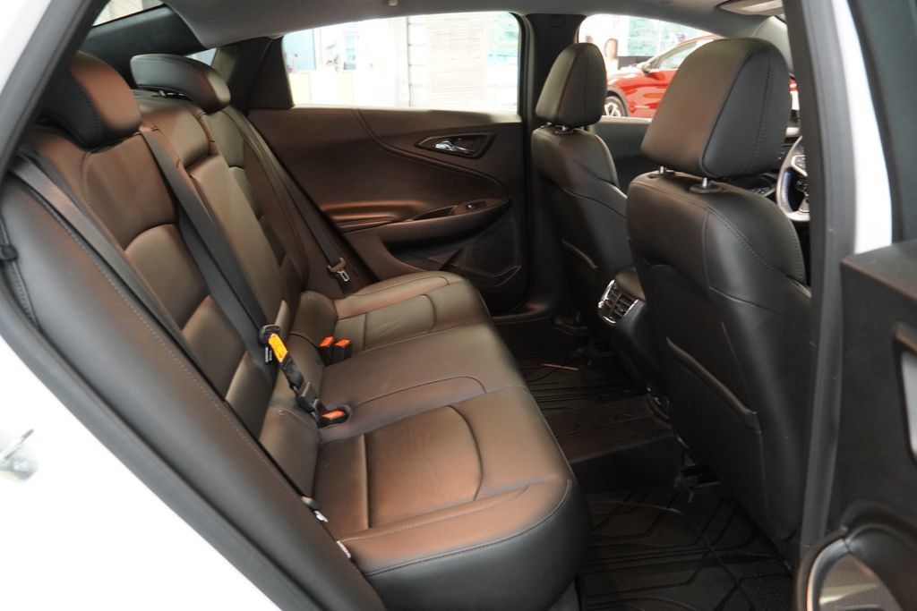 Used 2018 Chevrolet Malibu LT w/ Leather Package FWD image 32