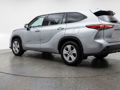 Used 2025 Toyota Highlander LE image 6