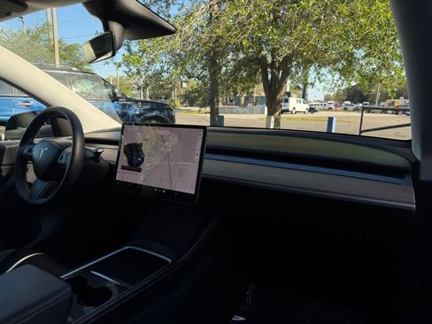 Used 2021 Tesla Model Y Long Range image 31