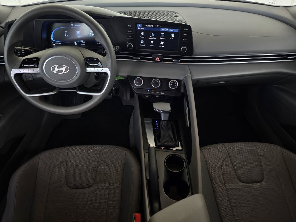 Used 2024 Hyundai Elantra SE FWD image 11