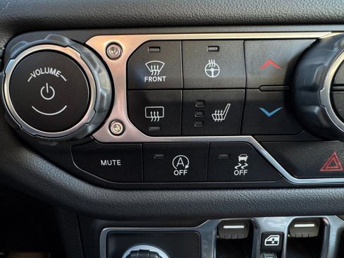 Used 2024 Jeep Wrangler Unlimited Sahara w/ Technology Group AWD/4WD image 38