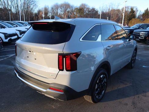Used 2025 Kia Sorento S image 4