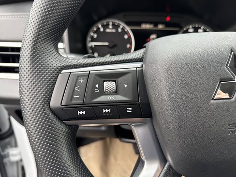 New 2025 Mitsubishi Outlander ES image 16