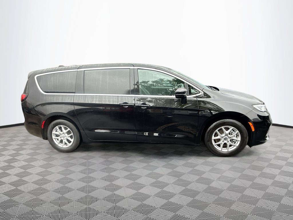 Used 2025 Chrysler Pacifica Select FWD image 5