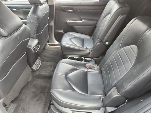 Used 2023 Toyota Highlander XLE AWD/4WD image 24