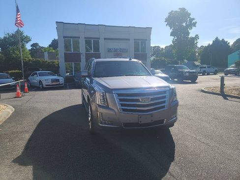 Used 2019 Cadillac Escalade Luxury AWD/4WD image 1