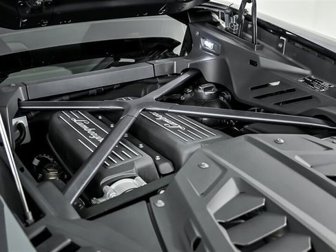 Used 2020 Lamborghini Huracan EVO RWD image 11