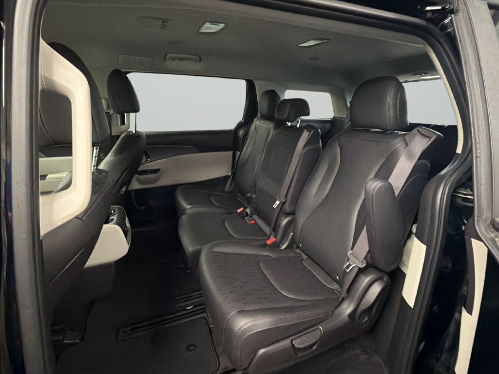 Used 2023 Kia Carnival LX FWD image 18