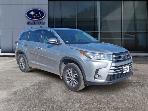 Used 2017 Toyota Highlander XLE image 2