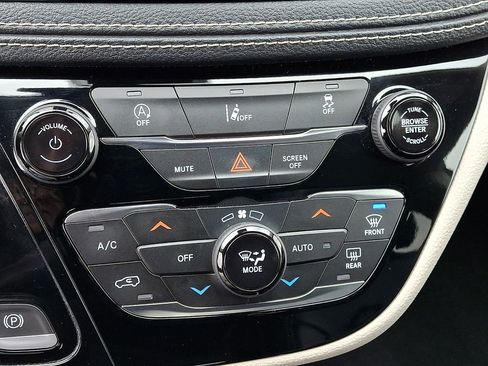 Used 2022 Chrysler Pacifica Touring-L image 21