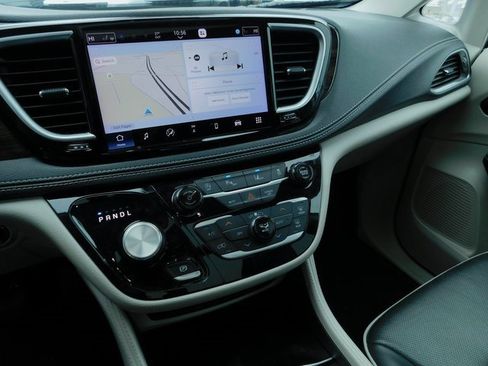 Used 2023 Chrysler Pacifica Limited image 32