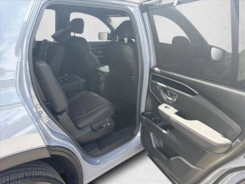 Used 2025 Honda Pilot Black Edition image 25