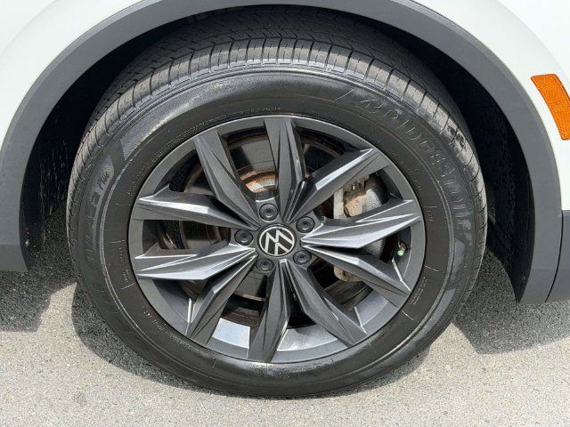Used 2023 Volkswagen Tiguan SE w/ Panoramic Sunroof Package AWD/4WD image 9
