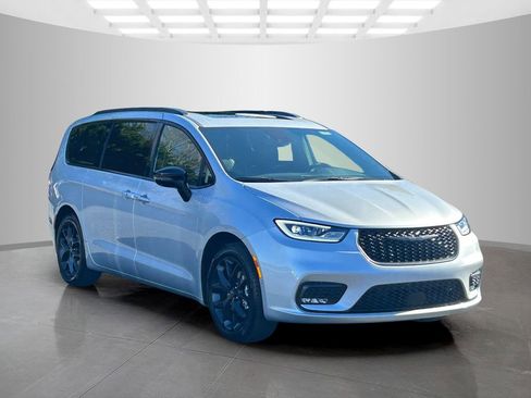 New 2026 Chrysler Pacifica Limited w/ S Appearance Package FWD image 4