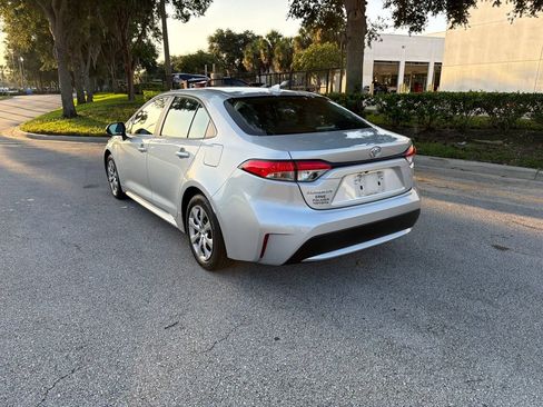 Used 2022 Toyota Corolla LE FWD image 3