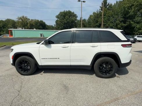 Used 2025 Jeep Grand Cherokee Altitude AWD/4WD image 5