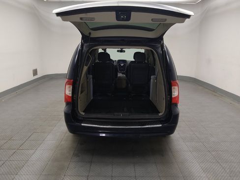 Used 2015 Chrysler Town & Country Touring FWD image 29