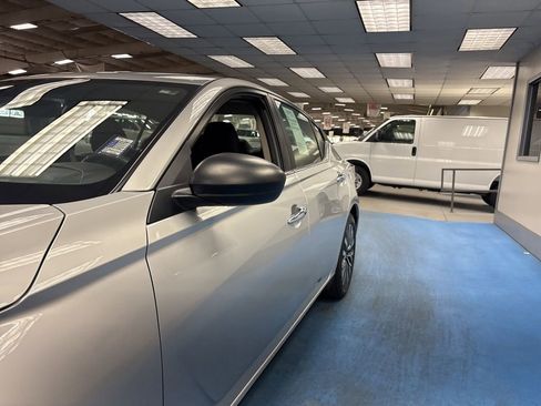 Used 2024 Nissan Altima 2.5 SV FWD image 15