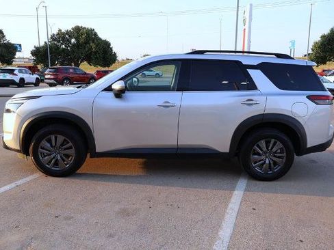 Certified 2025 Nissan Pathfinder SV FWD image 2