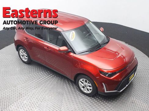 Used 2023 Kia Soul LX w/ Option Group 015 FWD image 3
