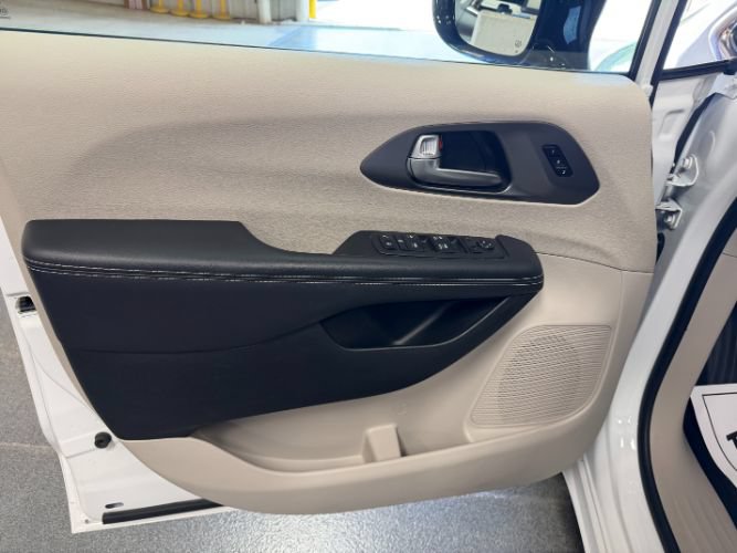 Used 2024 Chrysler Pacifica Touring-L FWD image 10