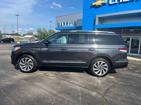 Used 2023 Lincoln Navigator Reserve image 2