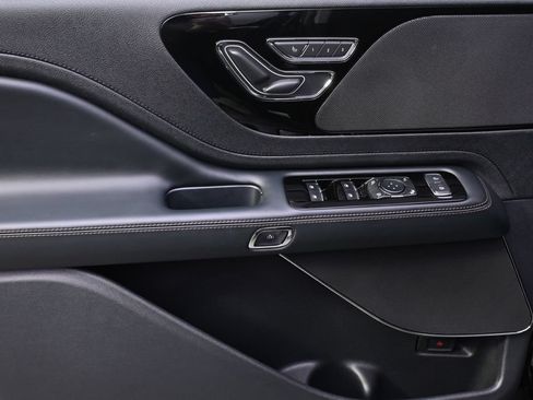 Certified 2025 Lincoln Aviator AWD image 23