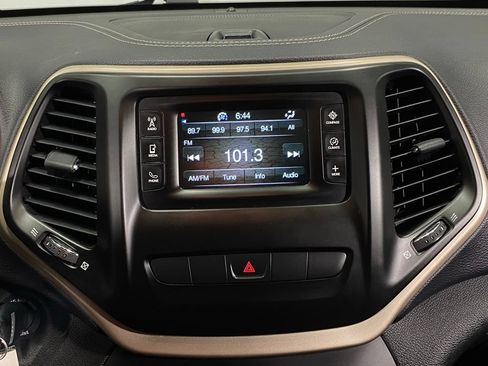 Used 2015 Jeep Cherokee Latitude w/ Cold Weather Group AWD/4WD image 22