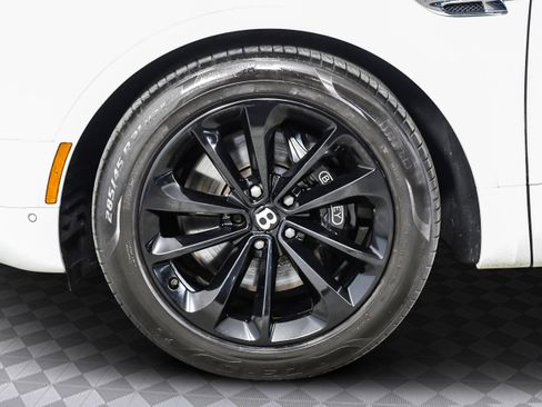 Used 2017 Bentley Bentayga image 35