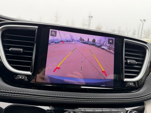 Used 2023 Chrysler Pacifica Limited image 23