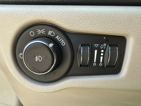 Used 2021 Chrysler Pacifica Touring-L FWD image 13