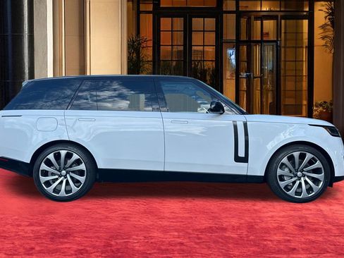 New 2025 Land Rover Range Rover Long Wheelbase SE image 9