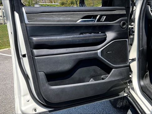 Used 2022 Jeep Wagoneer Series III AWD/4WD image 17
