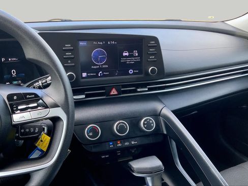 Used 2021 Hyundai Elantra SE FWD image 7