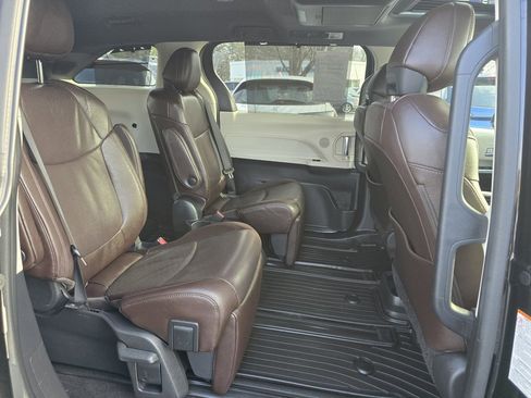 Certified 2022 Toyota Sienna Platinum image 12