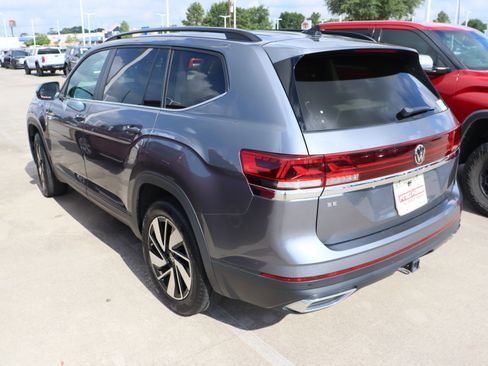 Used 2024 Volkswagen Atlas SE w/ Panoramic Sunroof Package FWD image 8