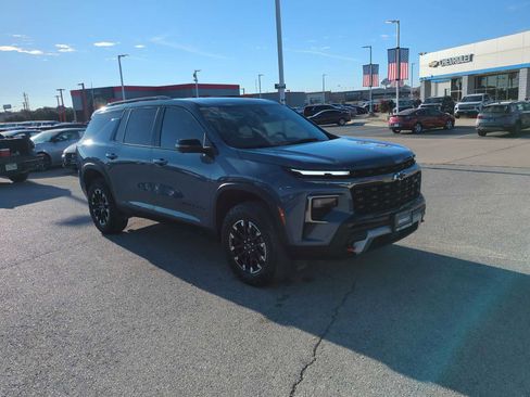 Used 2024 Chevrolet Traverse Z71 image 2