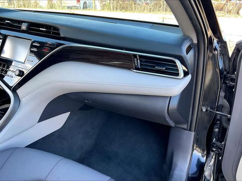 Used 2018 Toyota Camry L image 14
