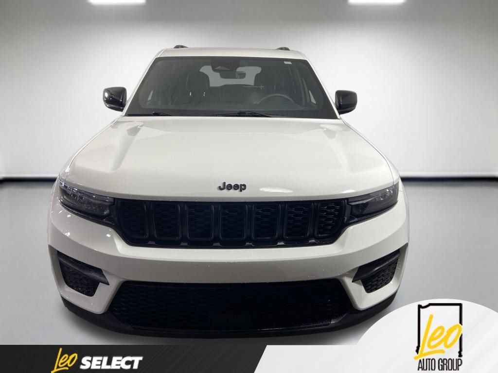 Used 2025 Jeep Grand Cherokee Altitude AWD/4WD image 10