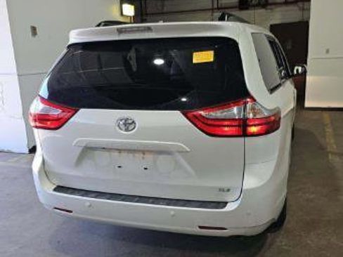 Used 2016 Toyota Sienna XLE Premium FWD image 2