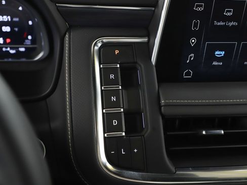 Used 2023 GMC Yukon XL SLT w/ SLT Premium Package image 28