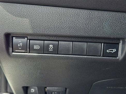 Used 2022 Toyota Venza LE AWD/4WD image 10