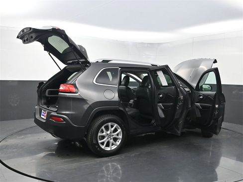 Used 2018 Jeep Cherokee Latitude Plus image 34