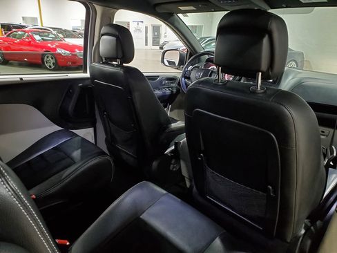 Used 2017 Dodge Grand Caravan SXT w/ Driver Convenience Group image 20