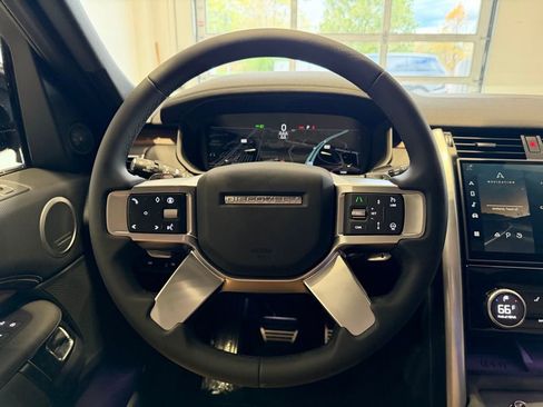 New 2025 Land Rover Discovery Dynamic SE image 22