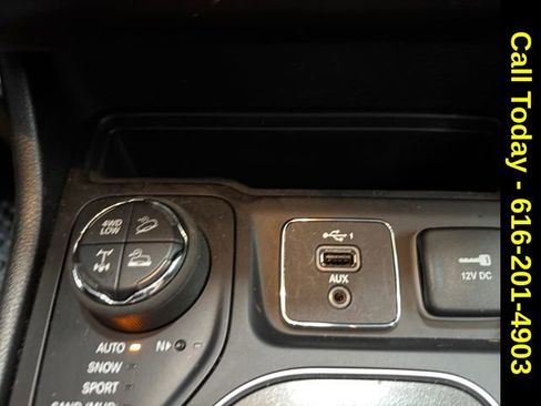 Used 2022 Jeep Cherokee Trailhawk image 16