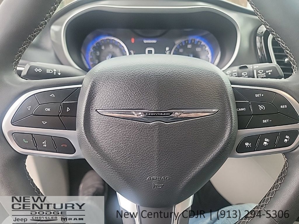 Used 2023 Chrysler Pacifica Touring-L FWD image 11