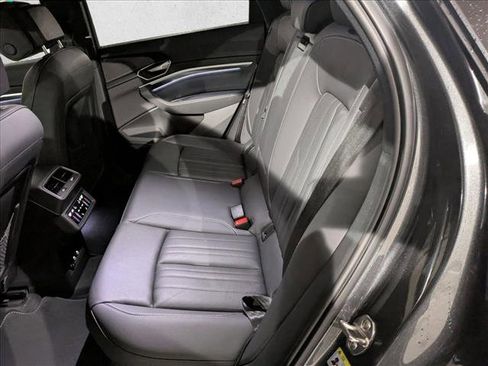 Used 2024 Audi Q8 e-tron Premium Plus image 19