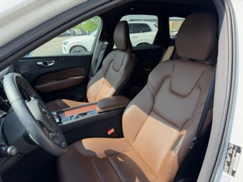 Used 2023 Volvo XC60 B5 Plus w/ Climate Package AWD/4WD image 9
