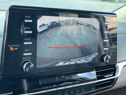 Used 2022 Toyota Sienna XLE image 19
